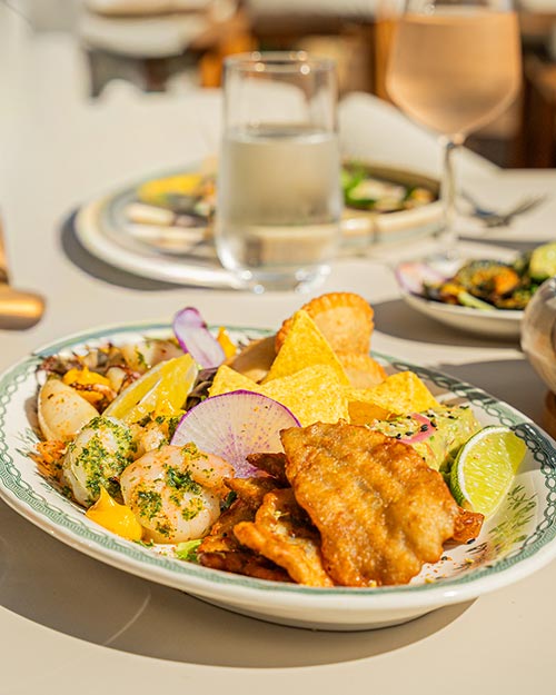 Assiette gourmande de fruits de mer et fritures servie au restaurant Le Lido à Toulon, plage du Mourillon