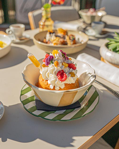 aba au rhum et chantilly au restaurant Le Lido sur la plage du Mourillon à Toulon