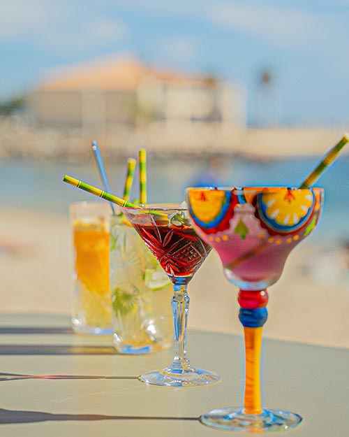 Cocktails colorés servis en terrasse au restaurant Le Lido à Toulon sur la plage du Mourillon