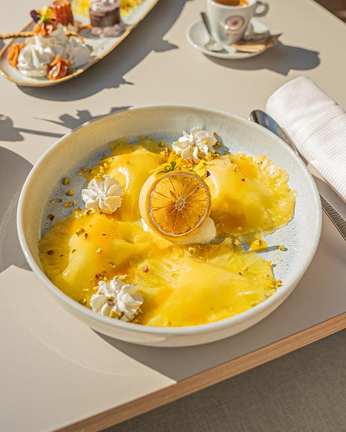 Dessert à base d’ananas frais et crème au restaurant Le Lido à Toulon